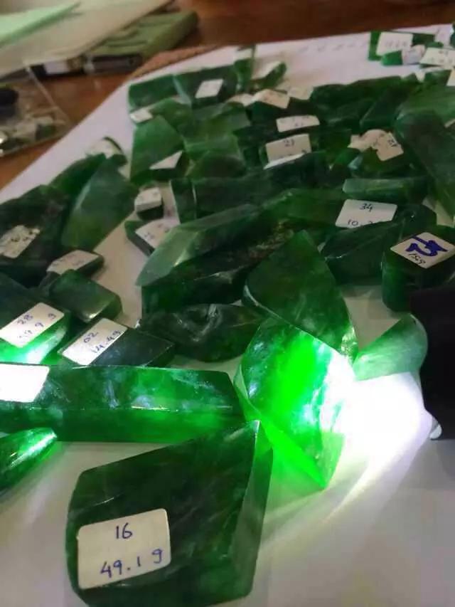 翡翠原石价格兰州帝王绿翡翠原石-第22张图片-翡翠网 翡翠原石价格兰州帝王绿翡翠原石-第22张图片-翡翠网