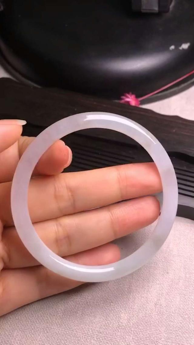 五六千元能买到什么翡翠手镯,翡翠手镯5000-第7张图片-翡翠网 五六千元能买到什么翡翠手镯,翡翠手镯5000-第7张图片-翡翠网