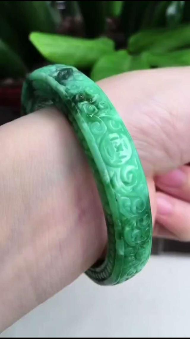 五六千元能买到什么翡翠手镯,翡翠手镯5000-第17张图片-翡翠网 五六千元能买到什么翡翠手镯,翡翠手镯5000-第17张图片-翡翠网