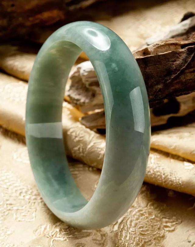 怎么介绍翡翠手镯种类春带彩翡翠手镯-第3张图片-翡翠网 怎么介绍翡翠手镯种类春带彩翡翠手镯-第3张图片-翡翠网