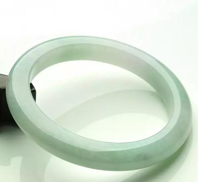 怎么介绍翡翠手镯种类春带彩翡翠手镯-第5张图片-翡翠网 怎么介绍翡翠手镯种类春带彩翡翠手镯-第5张图片-翡翠网