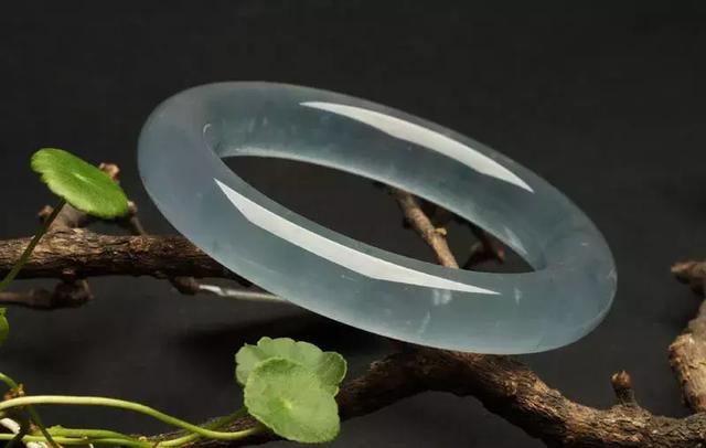 怎么介绍翡翠手镯种类春带彩翡翠手镯-第6张图片-翡翠网 怎么介绍翡翠手镯种类春带彩翡翠手镯-第6张图片-翡翠网