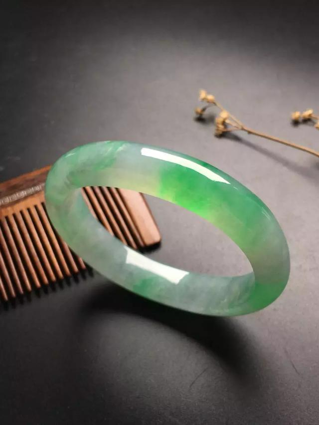 怎么介绍翡翠手镯种类春带彩翡翠手镯-第8张图片-翡翠网 怎么介绍翡翠手镯种类春带彩翡翠手镯-第8张图片-翡翠网