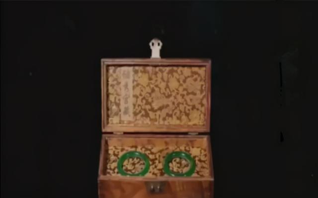 玻璃种帝王绿48亿手镯高清图满绿冰种翡翠手镯-第3张图片-翡翠网 玻璃种帝王绿48亿手镯高清图满绿冰种翡翠手镯-第3张图片-翡翠网