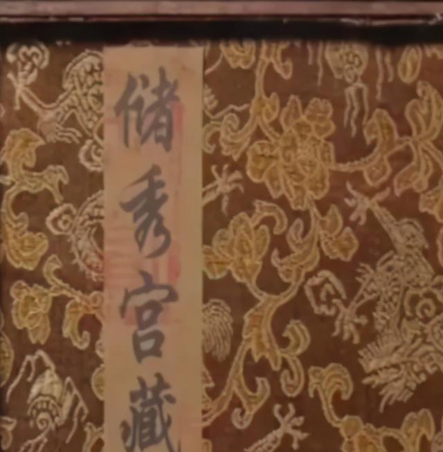 玻璃种帝王绿48亿手镯高清图满绿冰种翡翠手镯-第4张图片-翡翠网 玻璃种帝王绿48亿手镯高清图满绿冰种翡翠手镯-第4张图片-翡翠网