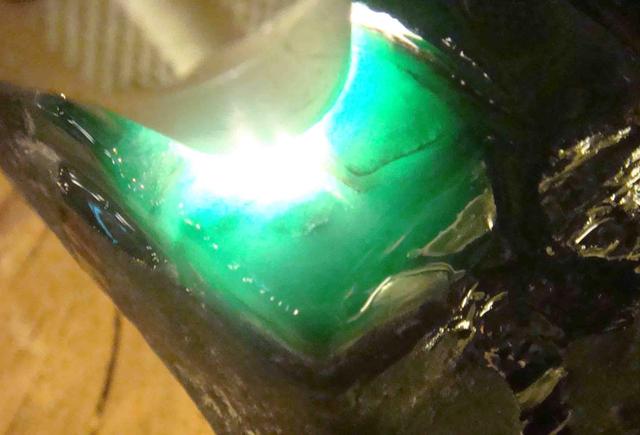 翡翠原石切开帝王绿视频,冰种翡翠原石-第2张图片-翡翠网 翡翠原石切开帝王绿视频,冰种翡翠原石-第2张图片-翡翠网