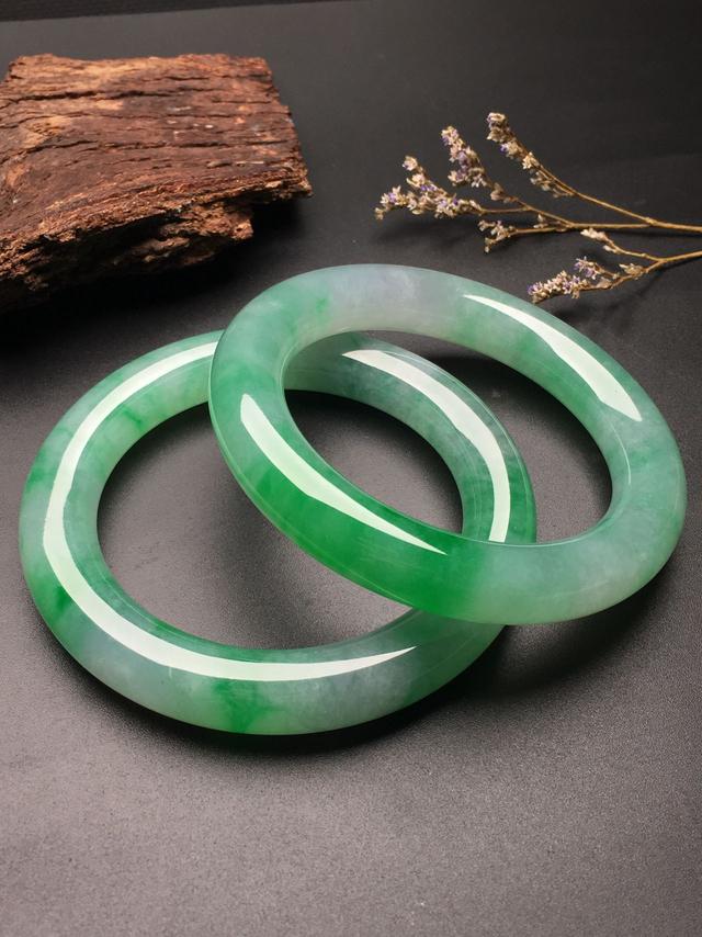 玉镯淡紫淡绿好吗翡翠手镯淡绿淡紫-第5张图片-翡翠网 玉镯淡紫淡绿好吗翡翠手镯淡绿淡紫-第5张图片-翡翠网