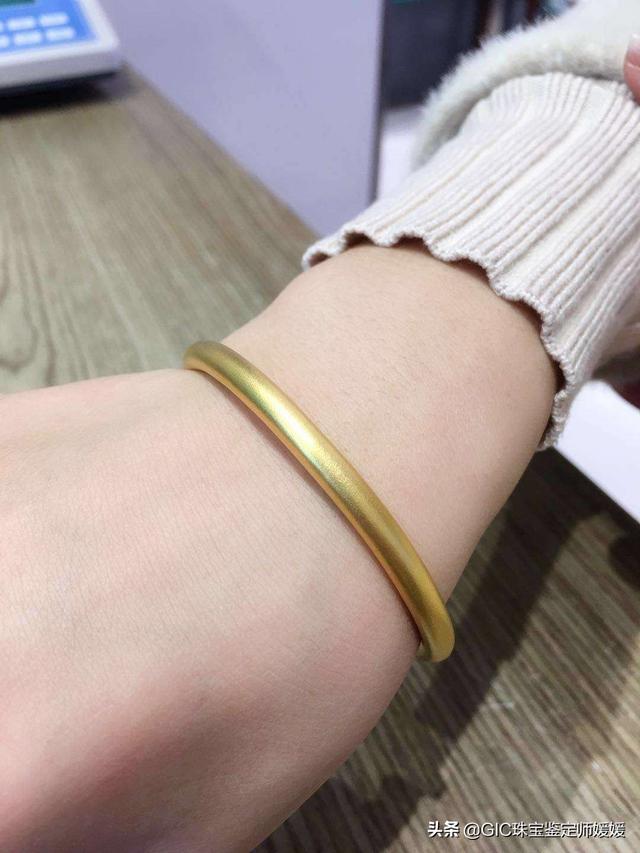 翡翠手镯戴多久有变化40岁女人戴翡翠手镯选什么圈子-第1张图片-翡翠网 翡翠手镯戴多久有变化40岁女人戴翡翠手镯选什么圈子-第1张图片-翡翠网