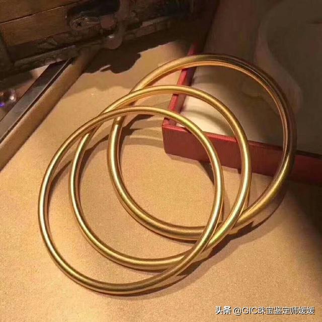 翡翠手镯戴多久有变化40岁女人戴翡翠手镯选什么圈子-第2张图片-翡翠网 翡翠手镯戴多久有变化40岁女人戴翡翠手镯选什么圈子-第2张图片-翡翠网