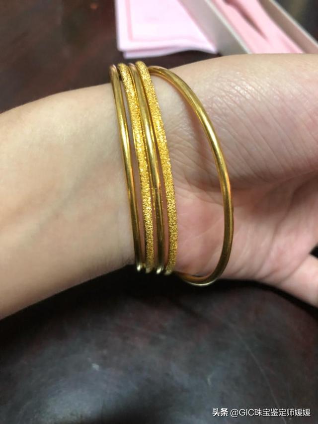 翡翠手镯戴多久有变化40岁女人戴翡翠手镯选什么圈子-第3张图片-翡翠网 翡翠手镯戴多久有变化40岁女人戴翡翠手镯选什么圈子-第3张图片-翡翠网