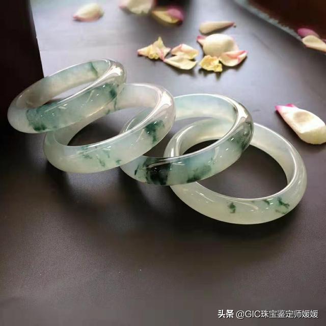 翡翠手镯戴多久有变化40岁女人戴翡翠手镯选什么圈子-第4张图片-翡翠网 翡翠手镯戴多久有变化40岁女人戴翡翠手镯选什么圈子-第4张图片-翡翠网
