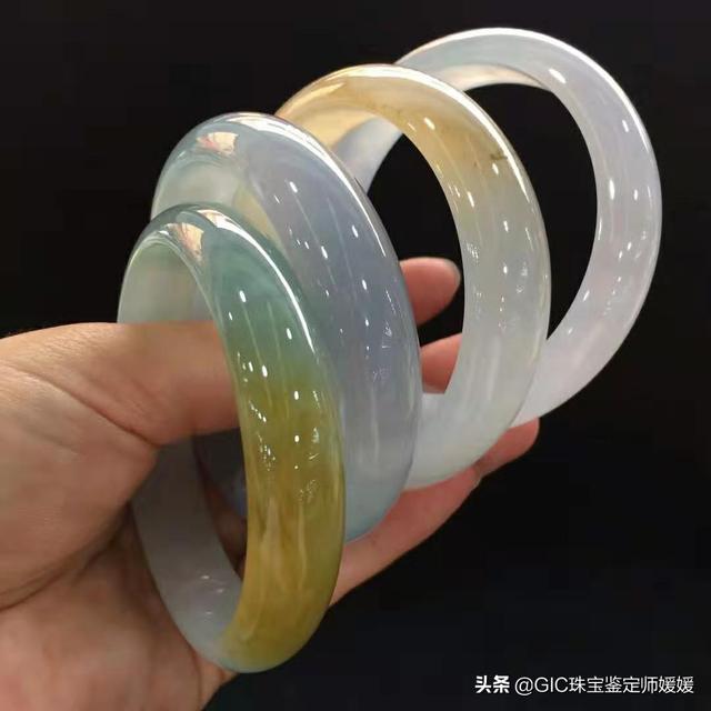 翡翠手镯戴多久有变化40岁女人戴翡翠手镯选什么圈子-第5张图片-翡翠网 翡翠手镯戴多久有变化40岁女人戴翡翠手镯选什么圈子-第5张图片-翡翠网