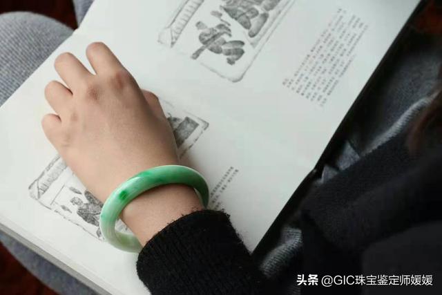 翡翠手镯戴多久有变化40岁女人戴翡翠手镯选什么圈子-第6张图片-翡翠网 翡翠手镯戴多久有变化40岁女人戴翡翠手镯选什么圈子-第6张图片-翡翠网