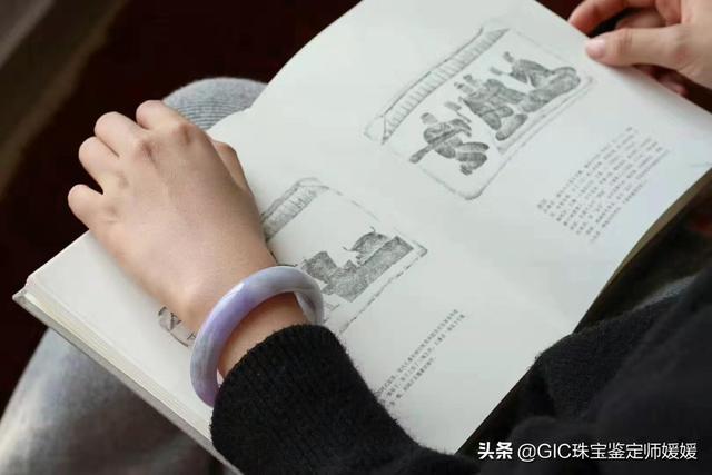 翡翠手镯戴多久有变化40岁女人戴翡翠手镯选什么圈子-第7张图片-翡翠网 翡翠手镯戴多久有变化40岁女人戴翡翠手镯选什么圈子-第7张图片-翡翠网