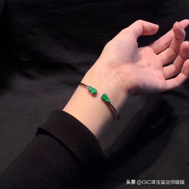 翡翠手镯戴多久有变化40岁女人戴翡翠手镯选什么圈子-第8张图片-翡翠网 翡翠手镯戴多久有变化40岁女人戴翡翠手镯选什么圈子-第8张图片-翡翠网