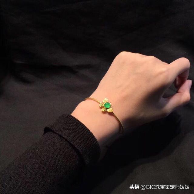 翡翠手镯戴多久有变化40岁女人戴翡翠手镯选什么圈子-第9张图片-翡翠网 翡翠手镯戴多久有变化40岁女人戴翡翠手镯选什么圈子-第9张图片-翡翠网