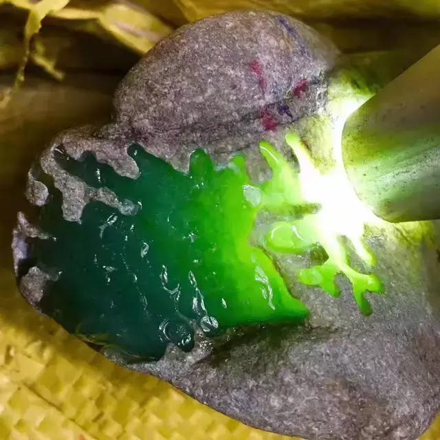 翡翠毛料原石,加工的翡翠原石怎么卖-第6张图片-翡翠网 翡翠毛料原石,加工的翡翠原石怎么卖-第6张图片-翡翠网