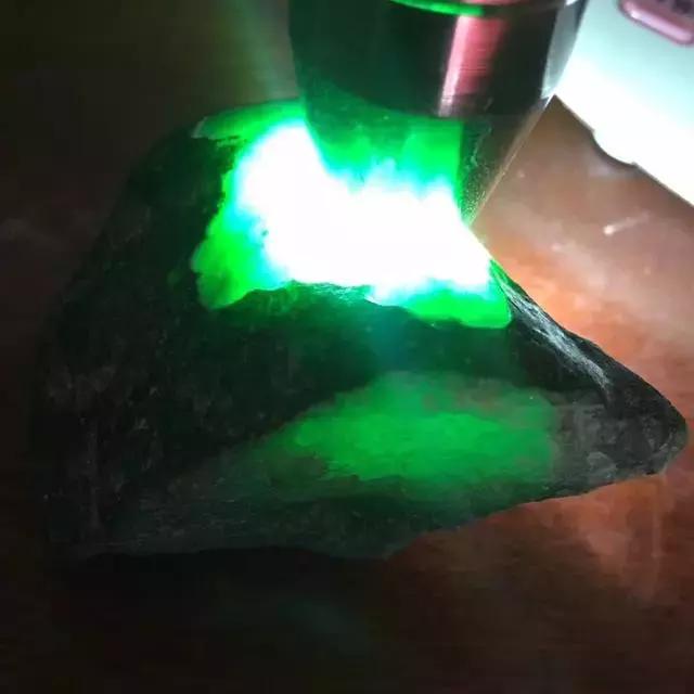 翡翠毛料原石,加工的翡翠原石怎么卖-第7张图片-翡翠网 翡翠毛料原石,加工的翡翠原石怎么卖-第7张图片-翡翠网