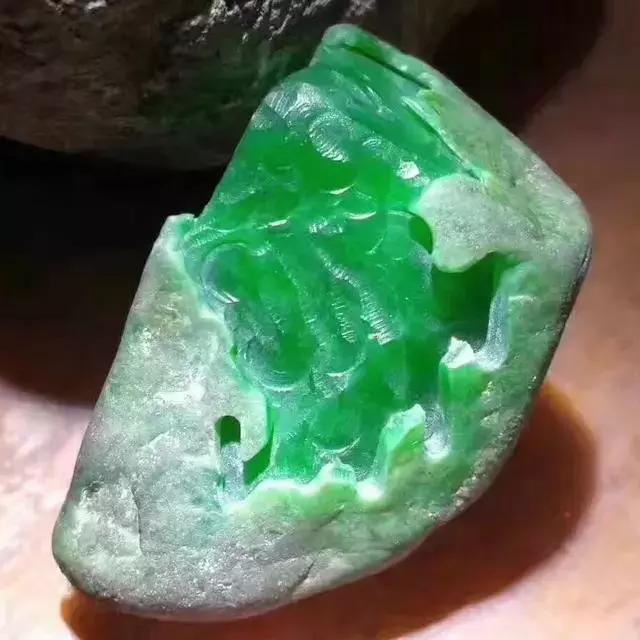 翡翠毛料原石,加工的翡翠原石怎么卖-第9张图片-翡翠网 翡翠毛料原石,加工的翡翠原石怎么卖-第9张图片-翡翠网