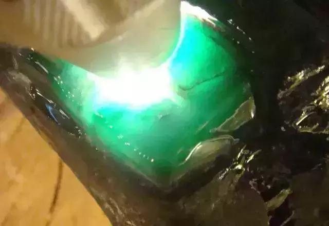 翡翠毛料原石,加工的翡翠原石怎么卖-第11张图片-翡翠网 翡翠毛料原石,加工的翡翠原石怎么卖-第11张图片-翡翠网