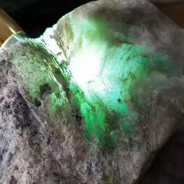 翡翠毛料原石,加工的翡翠原石怎么卖-第12张图片-翡翠网 翡翠毛料原石,加工的翡翠原石怎么卖-第12张图片-翡翠网