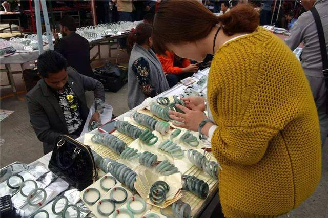 翡翠原石哪里买最贵翡翠原石冰种毛料-第2张图片-翡翠网 翡翠原石哪里买最贵翡翠原石冰种毛料-第2张图片-翡翠网