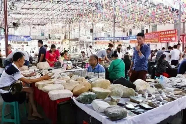 翡翠原石哪里买最贵翡翠原石冰种毛料-第7张图片-翡翠网 翡翠原石哪里买最贵翡翠原石冰种毛料-第7张图片-翡翠网