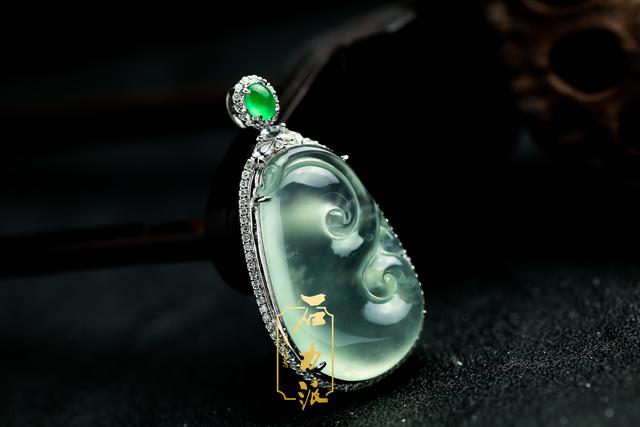 翡翠手镯泡水好吗,翡翠手镯戴在哪只手好-第2张图片-翡翠网 翡翠手镯泡水好吗,翡翠手镯戴在哪只手好-第2张图片-翡翠网