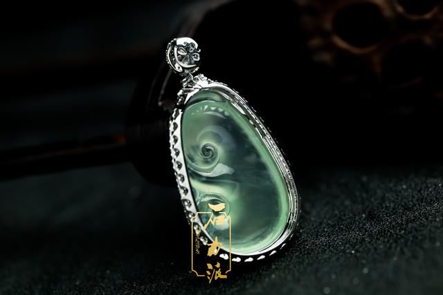 翡翠手镯泡水好吗,翡翠手镯戴在哪只手好-第4张图片-翡翠网 翡翠手镯泡水好吗,翡翠手镯戴在哪只手好-第4张图片-翡翠网