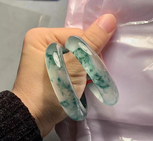 有竖纹的手镯能要吗,什么是翡翠手镯竖纹-第1张图片-翡翠网 有竖纹的手镯能要吗,什么是翡翠手镯竖纹-第1张图片-翡翠网