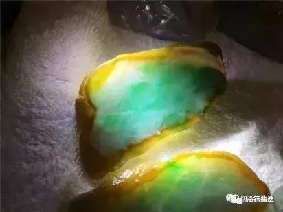 周大生买的5000多的翡翠手镯多彩翡翠手镯-第5张图片-翡翠网 周大生买的5000多的翡翠手镯多彩翡翠手镯-第5张图片-翡翠网