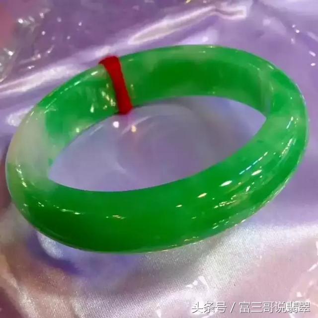 翡翠手镯左手还是右手好翡翠手镯戴在哪只手好-第9张图片-翡翠网 翡翠手镯左手还是右手好翡翠手镯戴在哪只手好-第9张图片-翡翠网