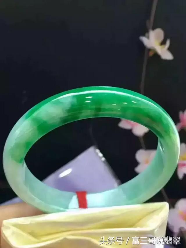 翡翠手镯左手还是右手好翡翠手镯戴在哪只手好-第10张图片-翡翠网 翡翠手镯左手还是右手好翡翠手镯戴在哪只手好-第10张图片-翡翠网