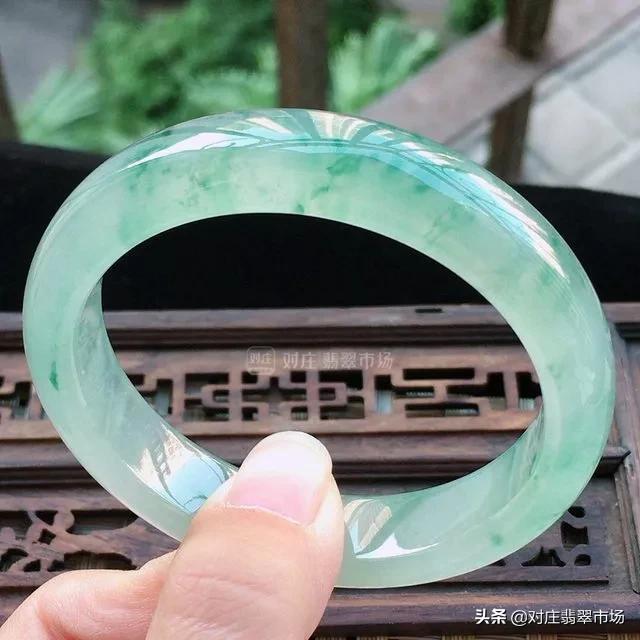 不懂翡翠该怎么买手镯翡翠种水料贵还是色料贵-第14张图片-翡翠网