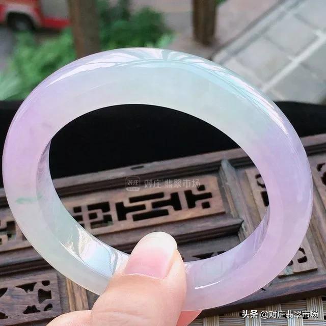 不懂翡翠该怎么买手镯翡翠种水料贵还是色料贵-第17张图片-翡翠网