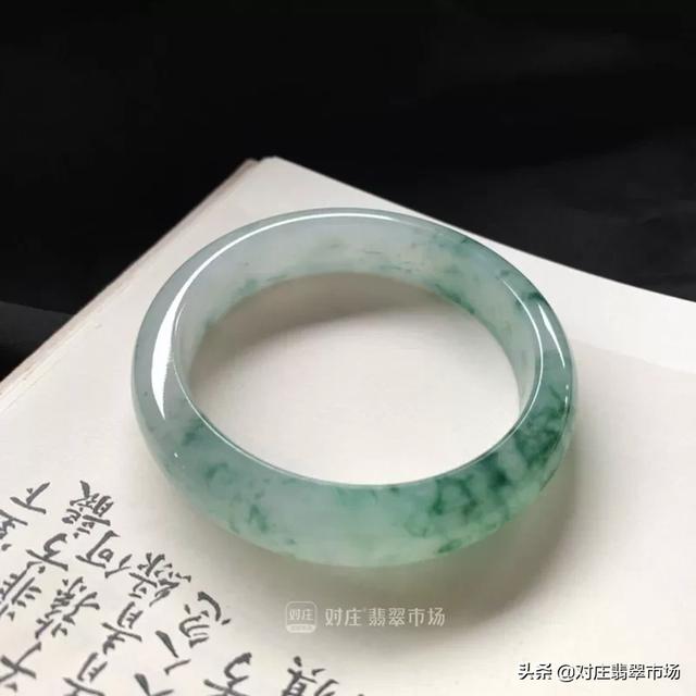 不懂翡翠该怎么买手镯翡翠种水料贵还是色料贵-第19张图片-翡翠网