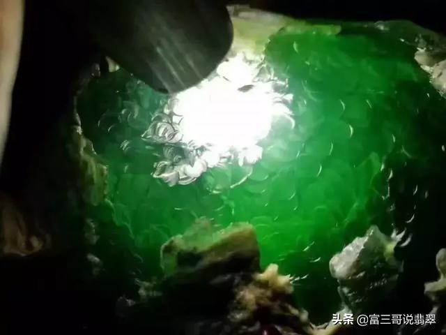 脱沙的翡翠原石图片,莫湾基黑皮翡脱沙翡翠原石-第11张图片-翡翠网 脱沙的翡翠原石图片,莫湾基黑皮翡脱沙翡翠原石-第11张图片-翡翠网