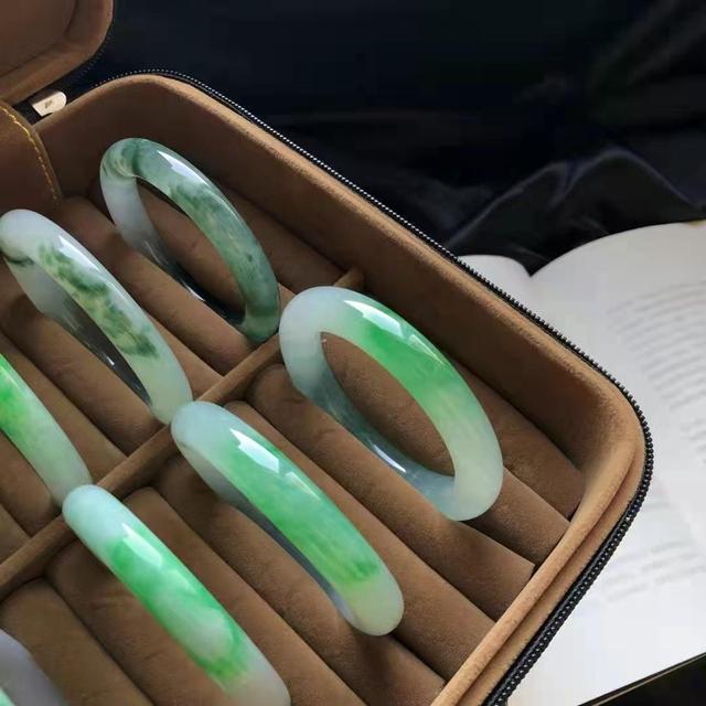 好的翡翠手镯怎么看,怎样选翡翠手镯最好的方法-第1张图片-翡翠网 好的翡翠手镯怎么看,怎样选翡翠手镯最好的方法-第1张图片-翡翠网