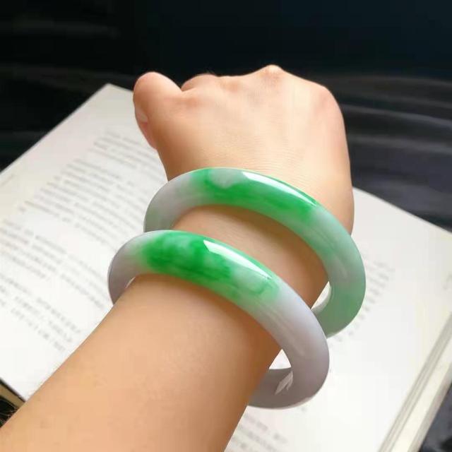 好的翡翠手镯怎么看,怎样选翡翠手镯最好的方法-第2张图片-翡翠网 好的翡翠手镯怎么看,怎样选翡翠手镯最好的方法-第2张图片-翡翠网