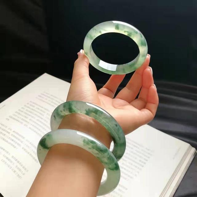 好的翡翠手镯怎么看,怎样选翡翠手镯最好的方法-第3张图片-翡翠网 好的翡翠手镯怎么看,怎样选翡翠手镯最好的方法-第3张图片-翡翠网