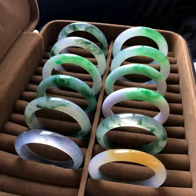 好的翡翠手镯怎么看,怎样选翡翠手镯最好的方法-第4张图片-翡翠网 好的翡翠手镯怎么看,怎样选翡翠手镯最好的方法-第4张图片-翡翠网
