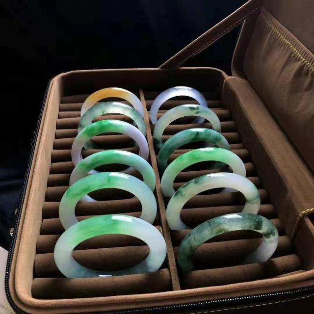 好的翡翠手镯怎么看,怎样选翡翠手镯最好的方法-第5张图片-翡翠网 好的翡翠手镯怎么看,怎样选翡翠手镯最好的方法-第5张图片-翡翠网