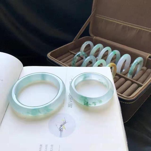 好的翡翠手镯怎么看,怎样选翡翠手镯最好的方法-第6张图片-翡翠网 好的翡翠手镯怎么看,怎样选翡翠手镯最好的方法-第6张图片-翡翠网