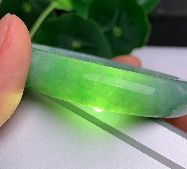 翡翠手镯带了石纹好吗翡翠手镯石纹是什么样子的-第2张图片-翡翠网 翡翠手镯带了石纹好吗翡翠手镯石纹是什么样子的-第2张图片-翡翠网