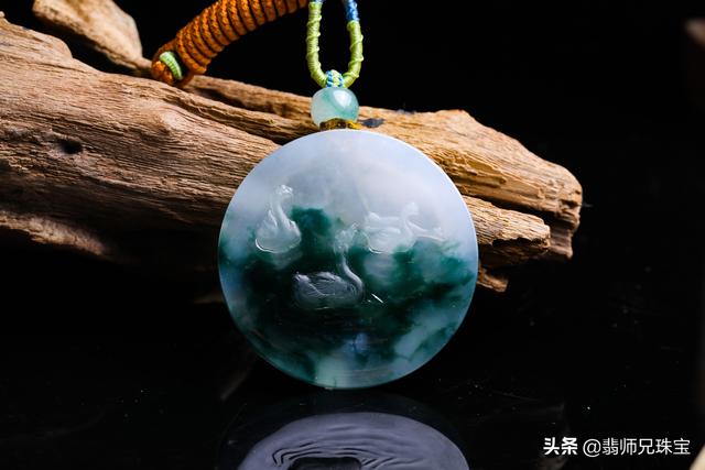 镯心料雕刻成品上身图,翡翠手镯镯心设计-第1张图片-翡翠网 镯心料雕刻成品上身图,翡翠手镯镯心设计-第1张图片-翡翠网