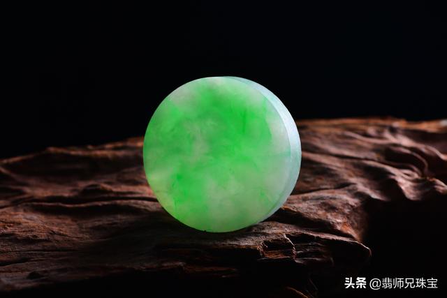 镯心料雕刻成品上身图,翡翠手镯镯心设计-第3张图片-翡翠网 镯心料雕刻成品上身图,翡翠手镯镯心设计-第3张图片-翡翠网