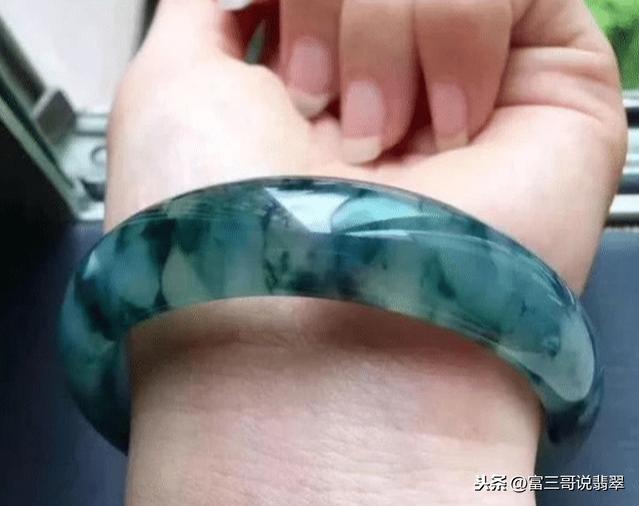 原石切开都是黑癣是墨翠吗翡翠原石黑癣怎么办-第2张图片-翡翠网 原石切开都是黑癣是墨翠吗翡翠原石黑癣怎么办-第2张图片-翡翠网