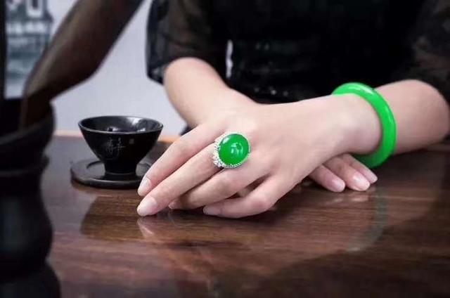 贵妃玉手镯粉色有什么意义,翡翠贵妃手镯的寓意-第2张图片-翡翠网 贵妃玉手镯粉色有什么意义,翡翠贵妃手镯的寓意-第2张图片-翡翠网