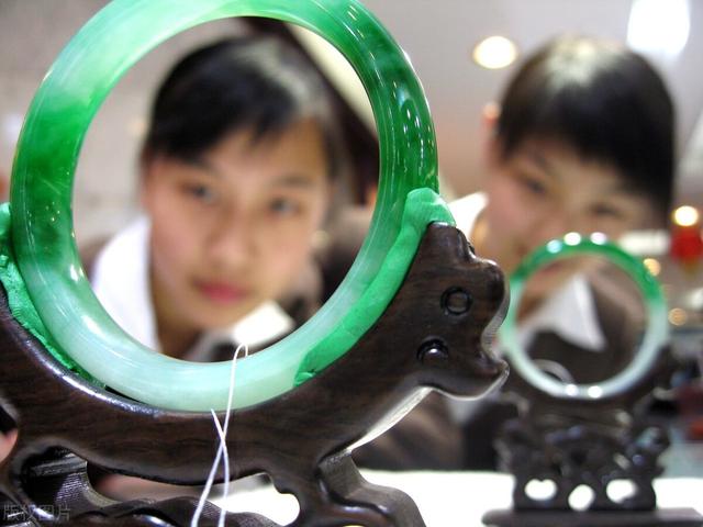 玉手镯保养及清洁,翡翠手镯洗-第1张图片-翡翠网 玉手镯保养及清洁,翡翠手镯洗-第1张图片-翡翠网