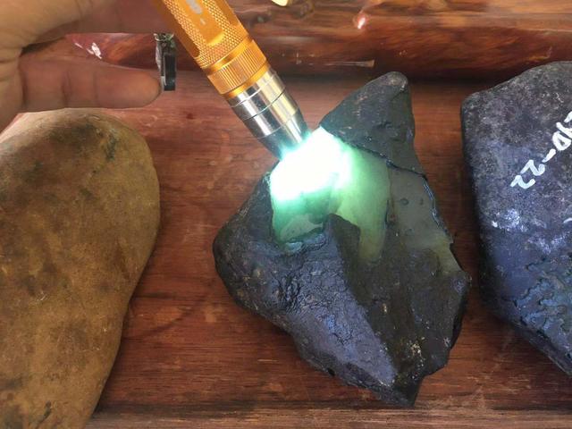 翡翠原石皮革有一些透明的晶体翡翠原石大马坎-第1张图片-翡翠网 翡翠原石皮革有一些透明的晶体翡翠原石大马坎-第1张图片-翡翠网